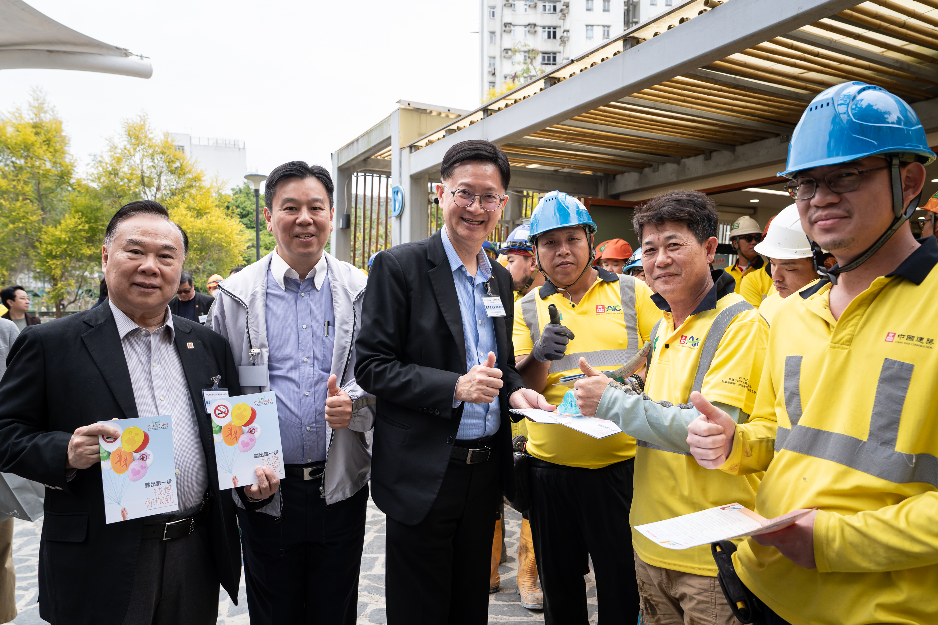 委員會向建築工人派發無煙資訊單張及紀念品。