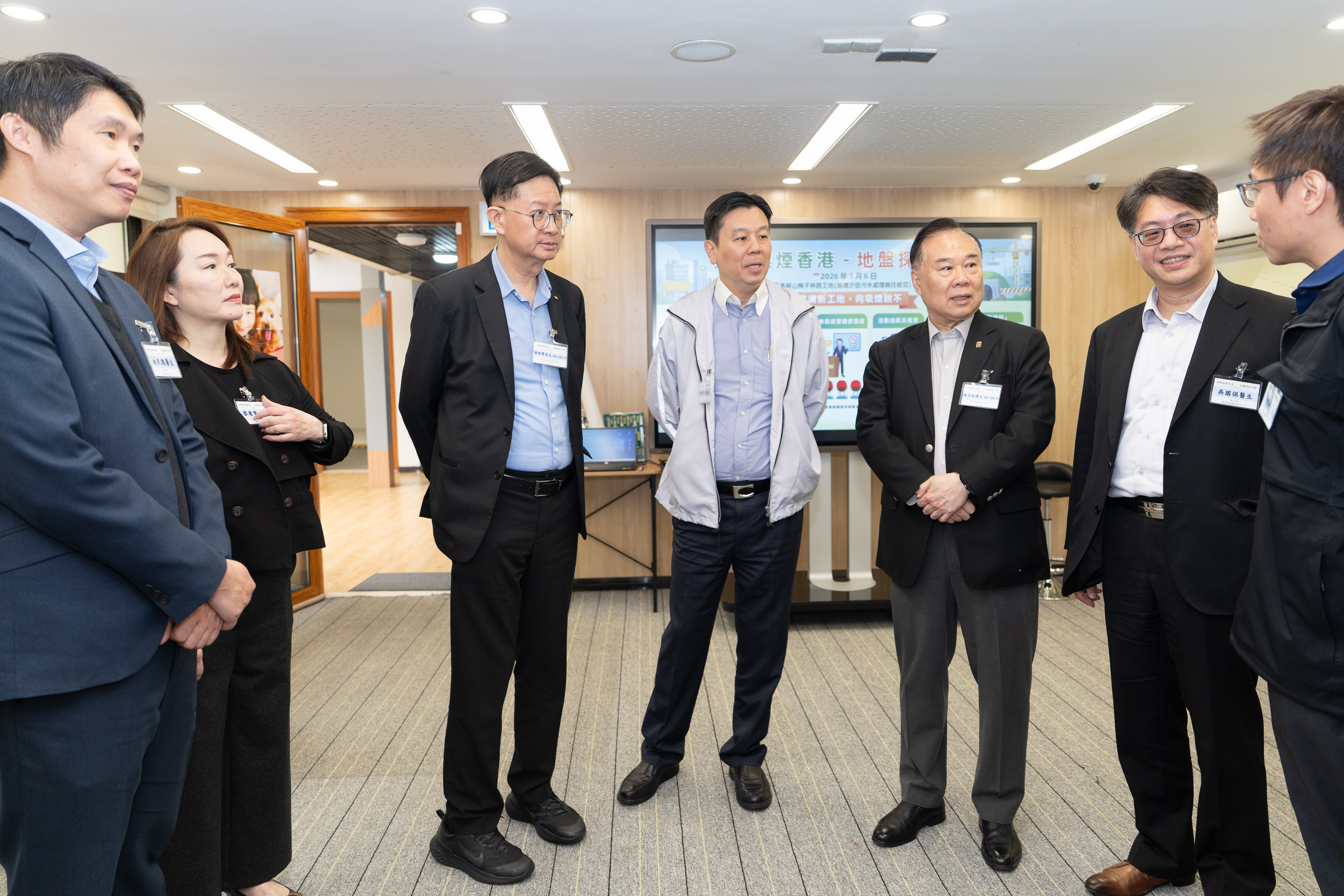 委員會代表與政府部門代表即席交流意見。